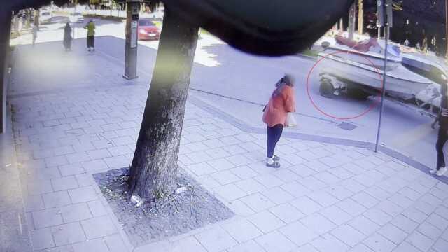 Akıllara durgunluk veren kaza! Karayolunda teknenin altında metrelerce böyle sürüklendi Akıllara durgunluk veren kaza! Karayolunda teknenin altında metrelerce böyle sürüklendi