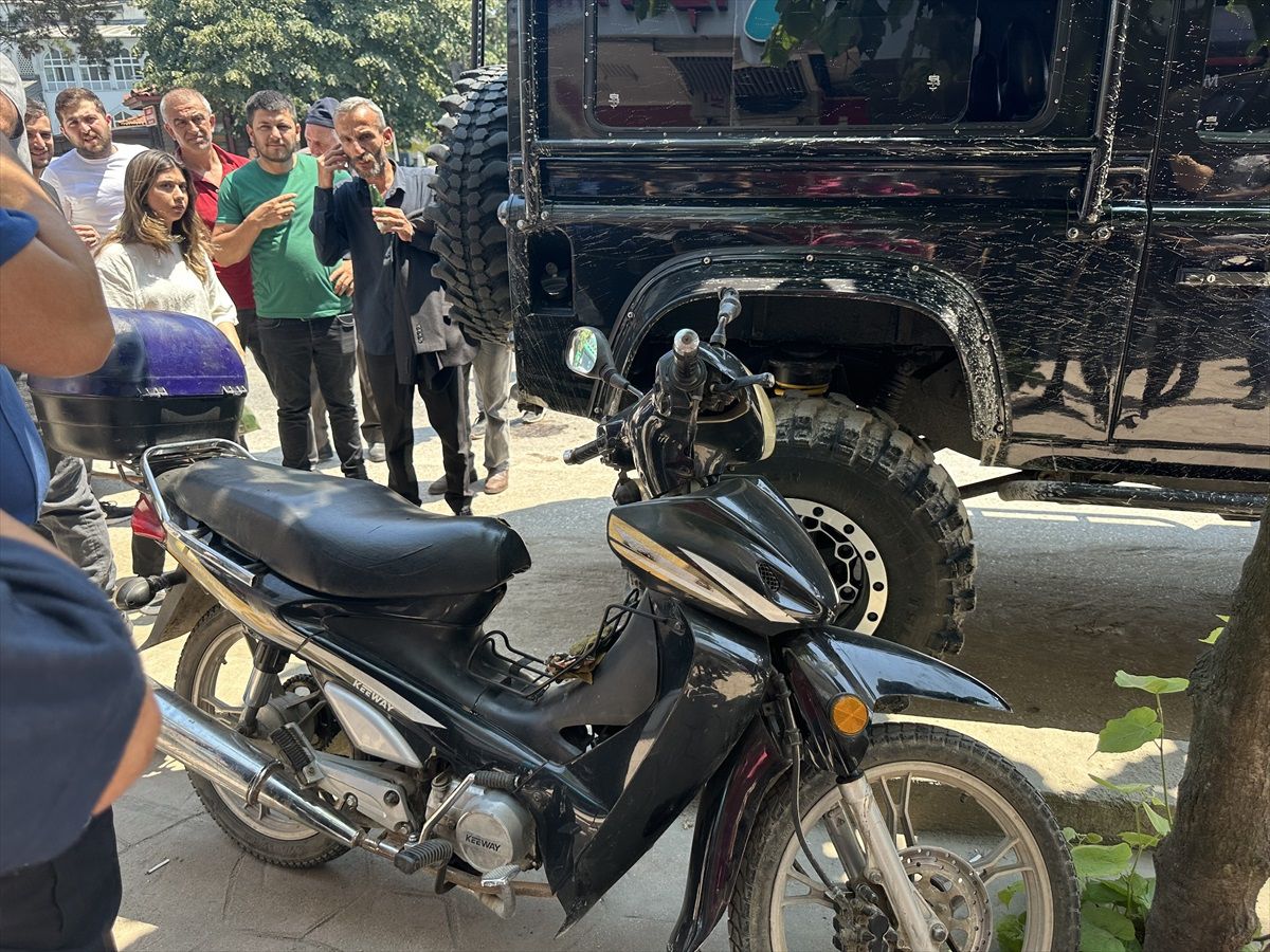 Akyazı\'da hafif ticari araç ile motosiklet çarpıştı, sürücü yaralandı