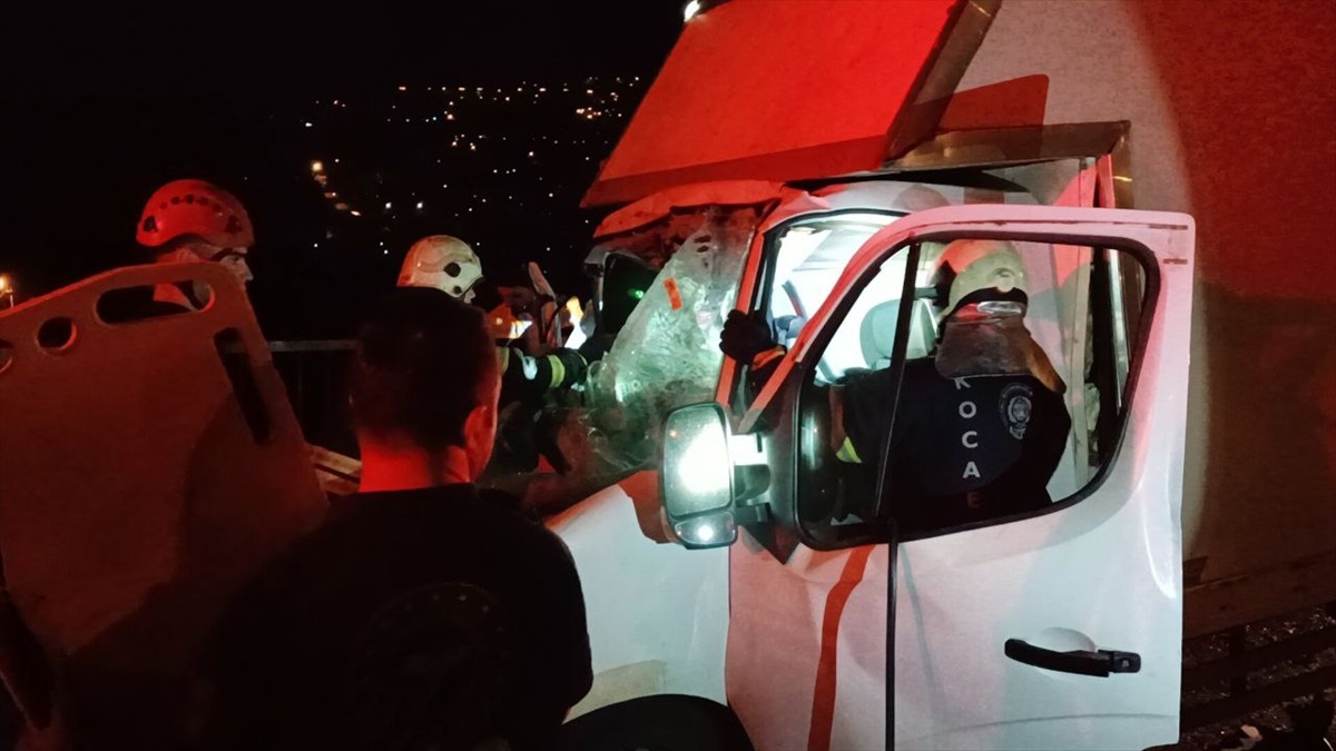 Anadolu Otoyolu\'nda Tıra Çarpan Kamyonette 2 Kişi Yaralandı