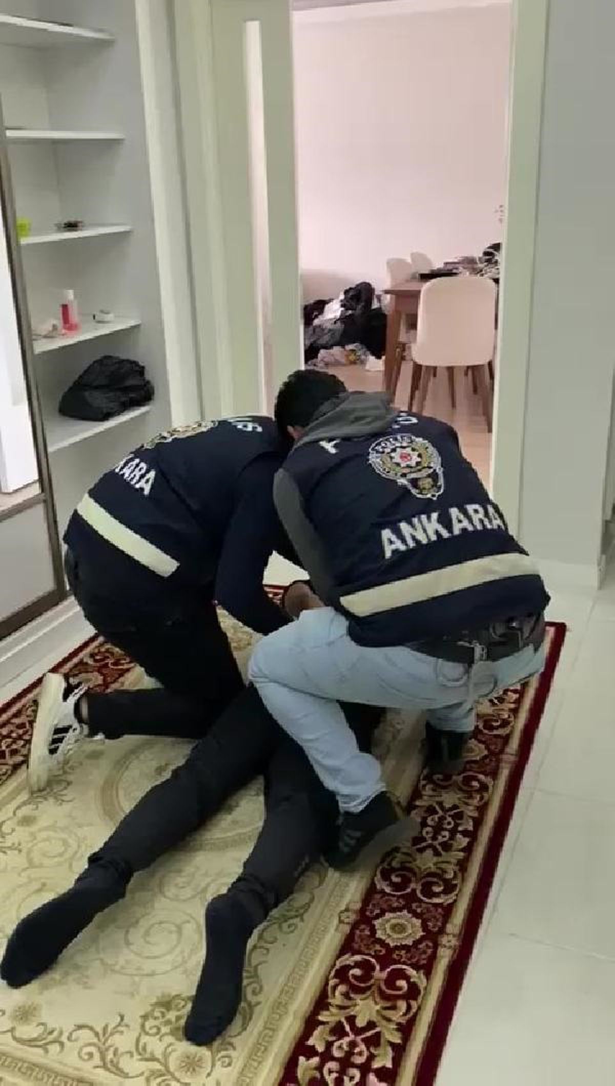 Ankara\'da Fuhuş Çetesi Operasyonu: 3 Kişi Gözaltına Alındı, 15 Kadın Kurtarıldı