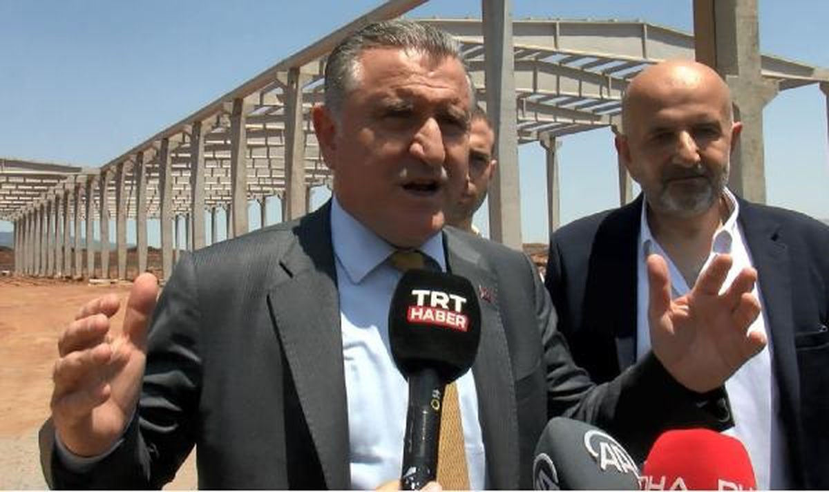 Bakan Bak, deprem bölgelerinde spor salonu ve yurt yapacak