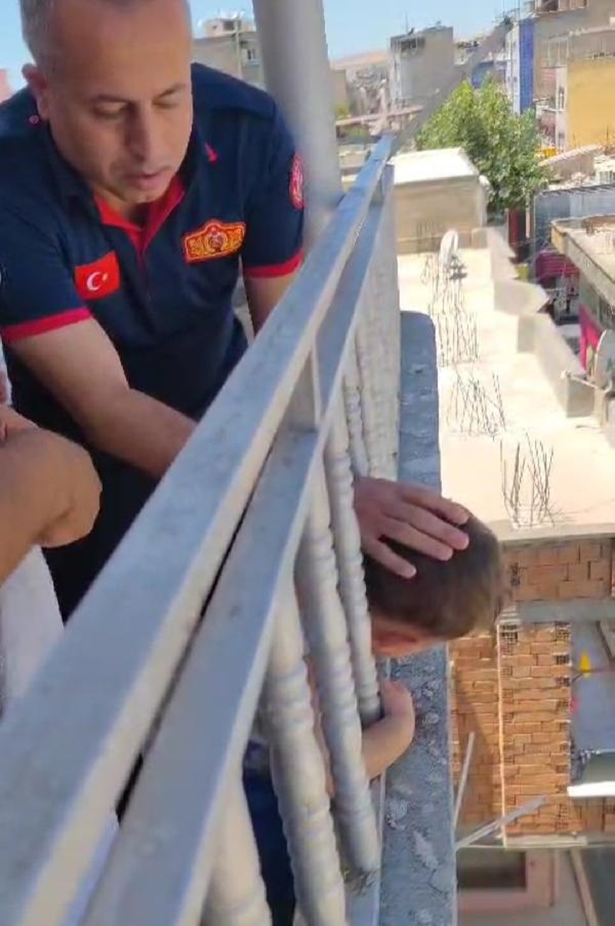 Batman\'da İtfaiye Ekipleri 3 Yaşındaki Çocuğu Balkon Demirlerinden Kurtardı