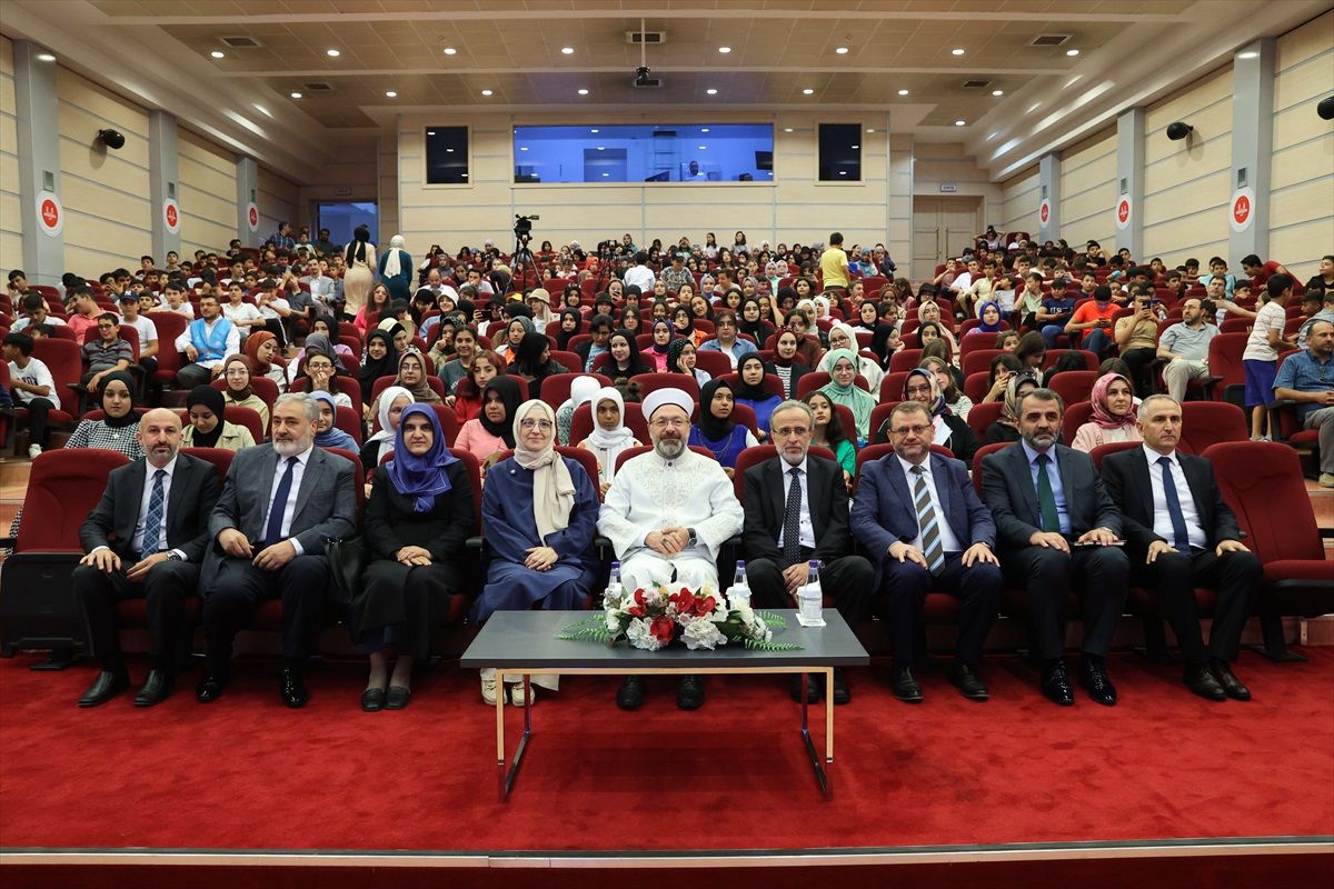 Diyanet İşleri Başkanı Ali Erbaş, depremzede öğrencilerle buluştu
