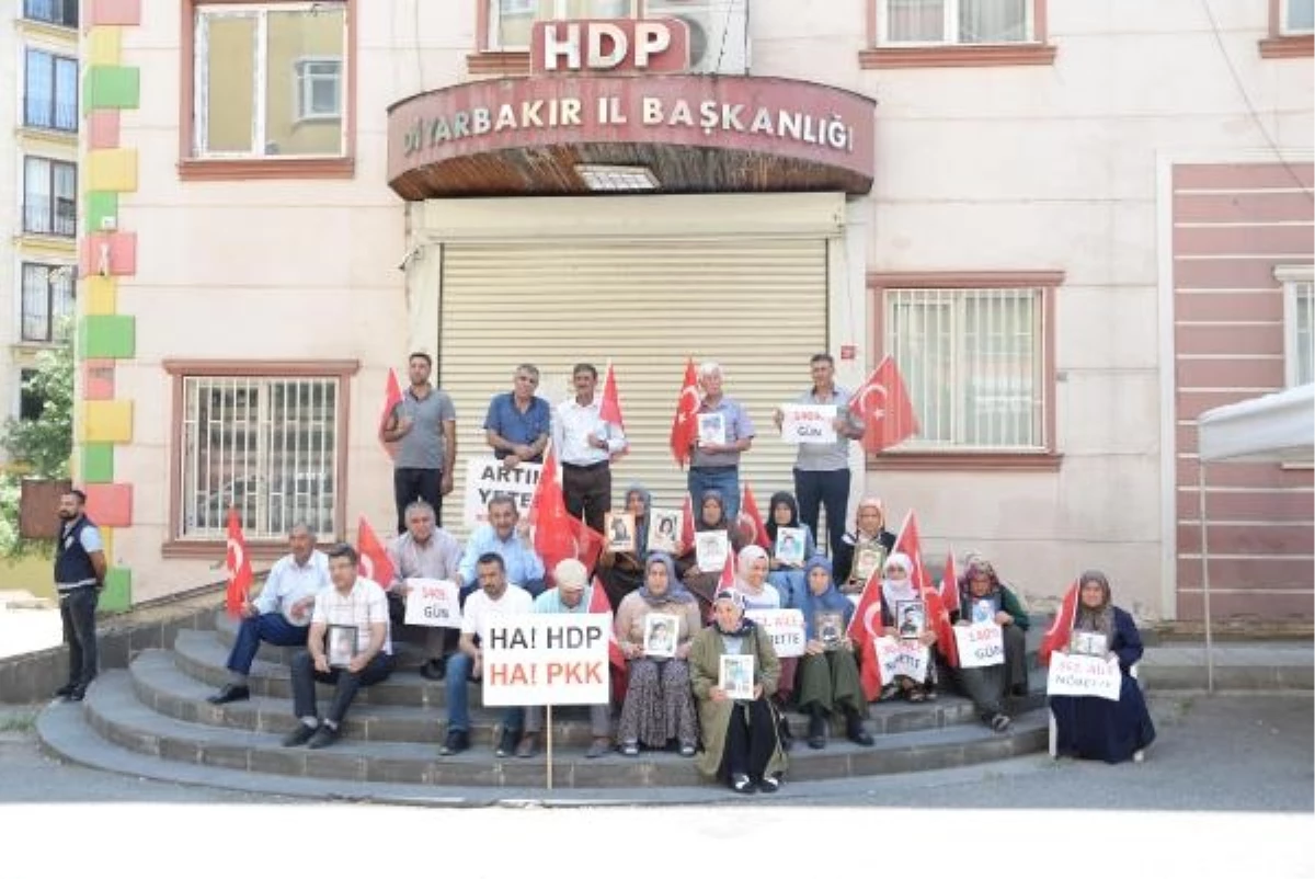 Diyarbakır\'da HDP binası önünde evlat nöbeti tutan ailelerin sayısı 362\'ye yükseldi