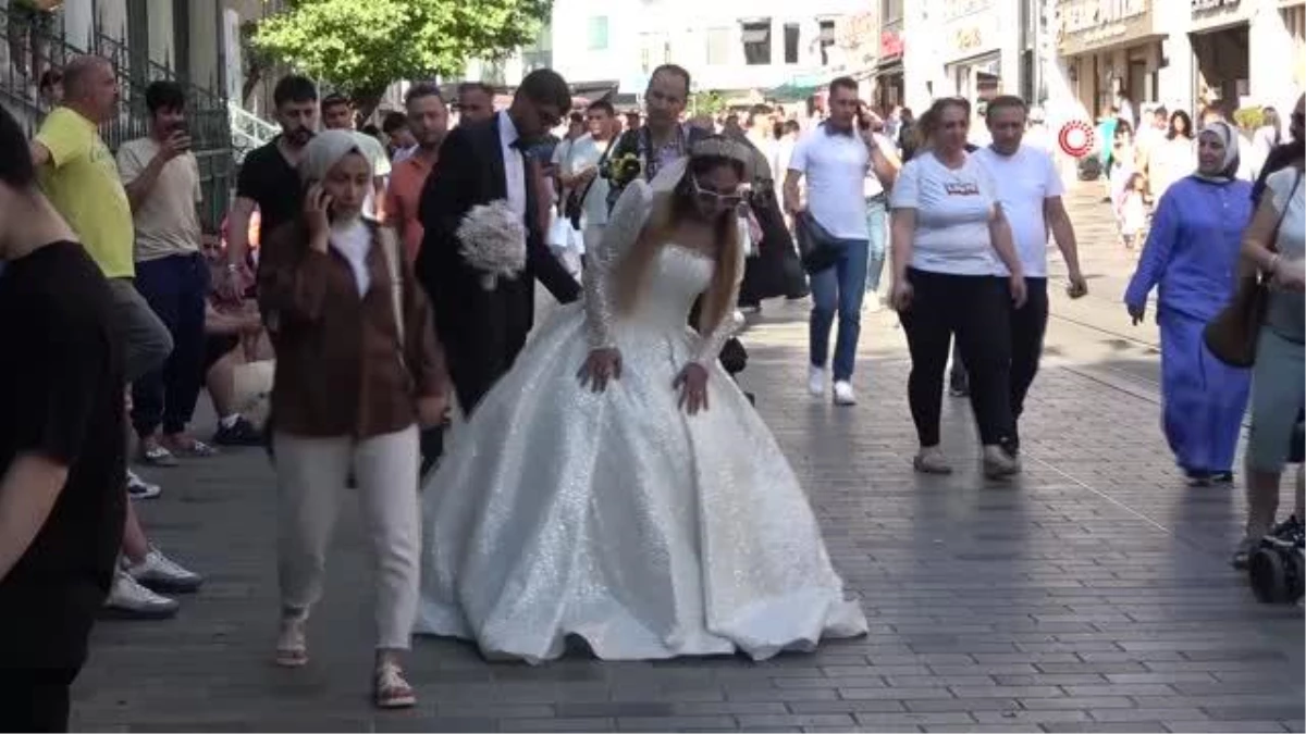 Taksim Meydanı\'nda düğün fotoğrafı çektirmek için gelen gelin ve damada yoğun ilgi