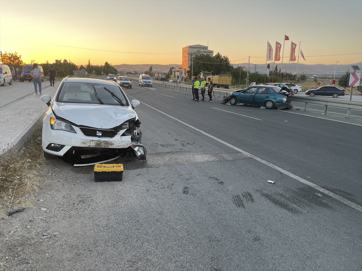 Elazığ\'da Otomobil Çarpışması: 4 Kişi Yaralandı