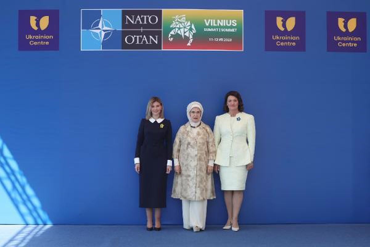 Emine Erdoğan, lider eşleriyle Ukrayna Merkezi\'ni ziyaret etti