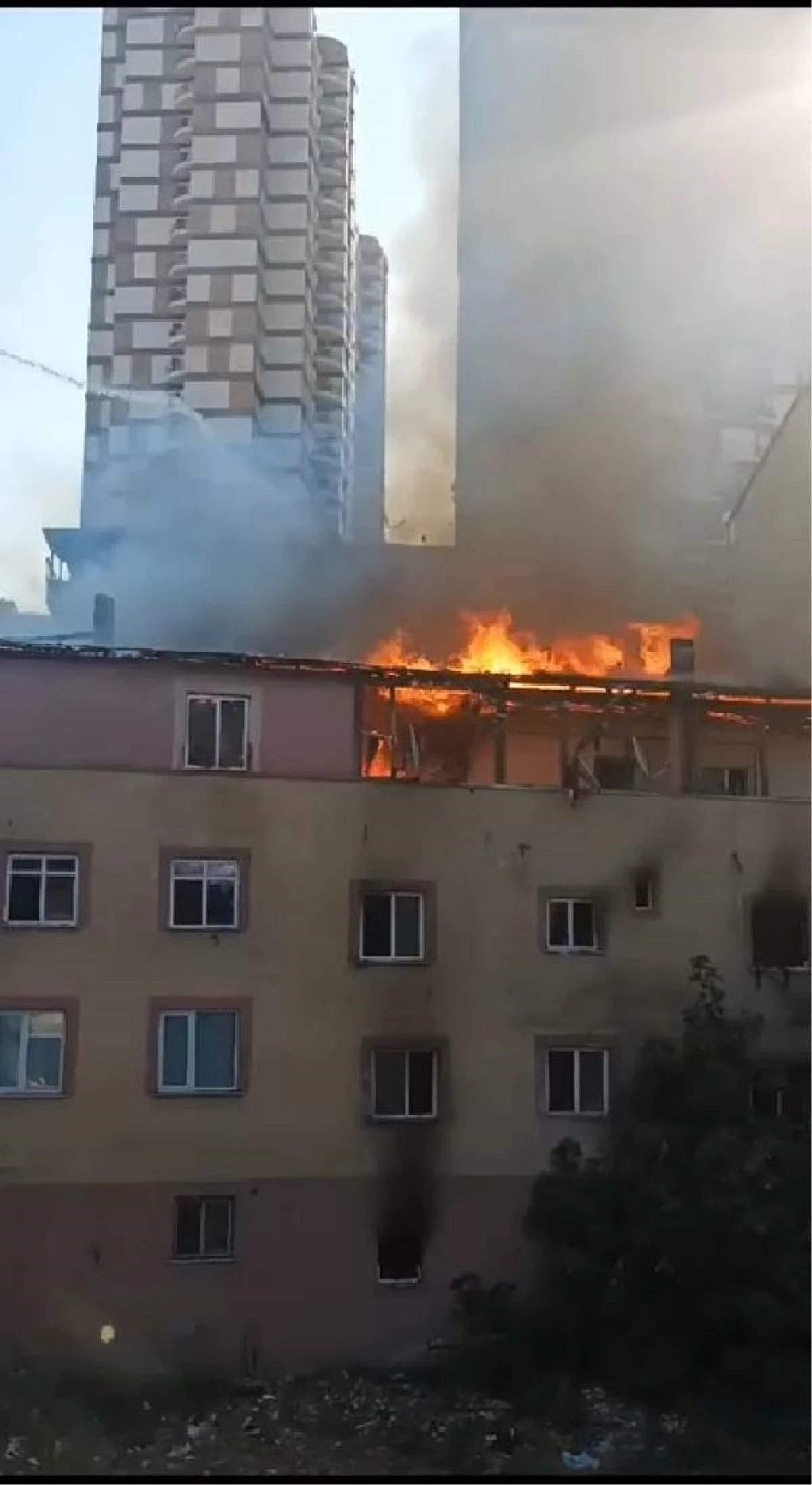 Esenyurt\'ta boşaltılan binanın çatısında yangın çıktı