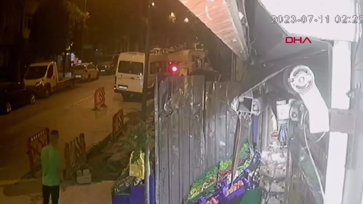 Fatih\'te Otomobil Kazası Sonrası İnşaat Bekçisi Dövüldü