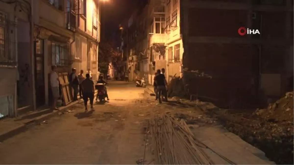 Fatih\'te inşaat temeli kazılırken hasar gören bina boşaltıldı