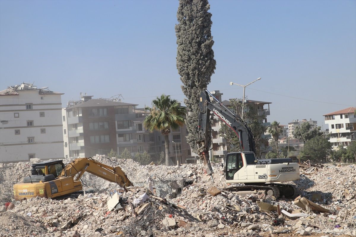Hatay\'da depremden etkilenen ağır hasarlı binalar yıkılıyor