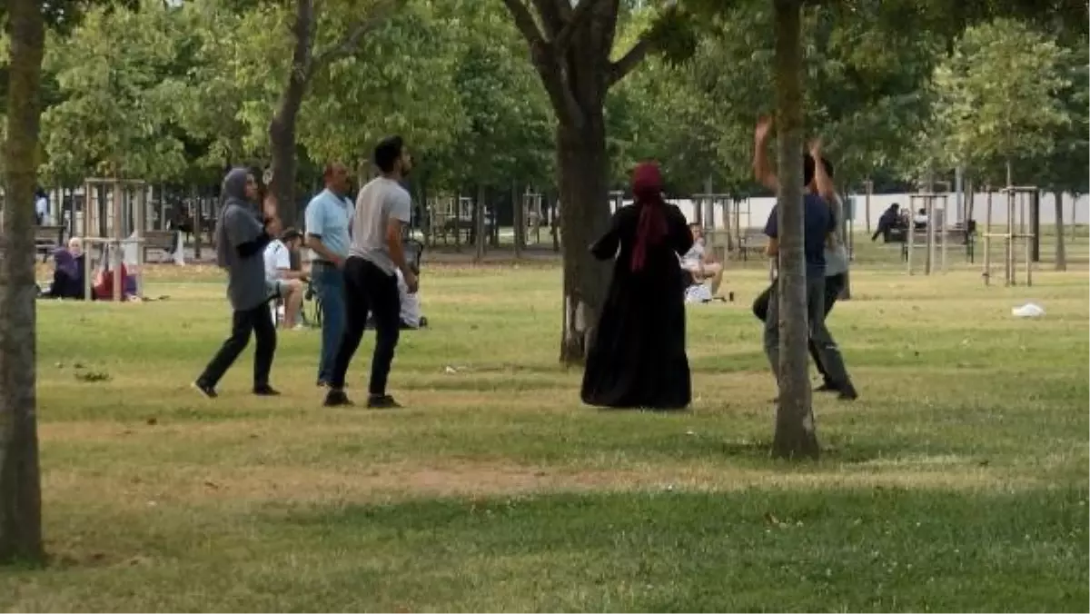 İstanbullular Sıcaktan Bunalınca Park ve Sahillere Akın Etti