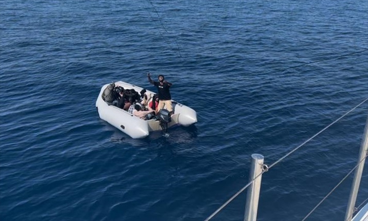 İzmir\'de Yunanistan unsurları tarafından Türk kara sularına itilen 32 düzensiz göçmen kurtarıldı