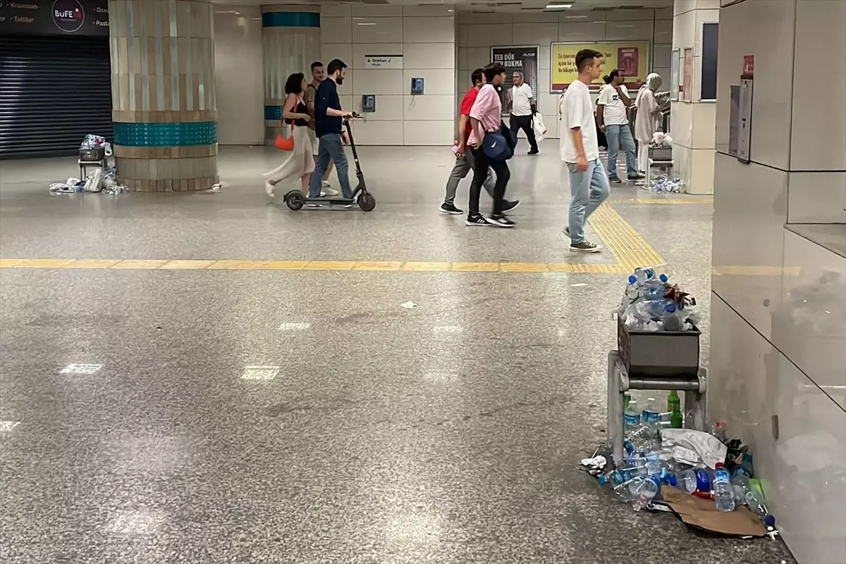 Kadıköy'de Çöplerin Toplanmaması Kötü Görüntü ve Koku Oluşturdu