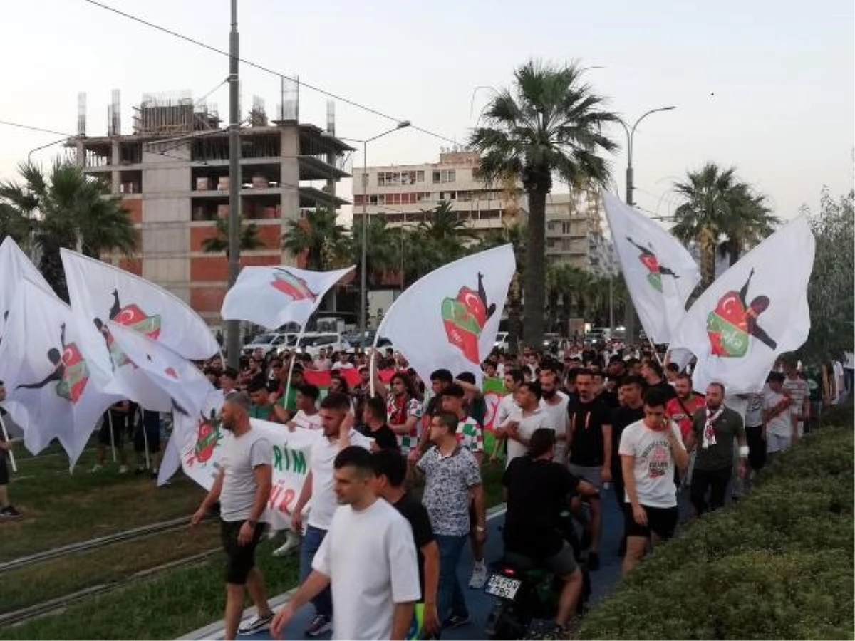 Karşıyaka Taraftarları Yönetimi Protesto Etti