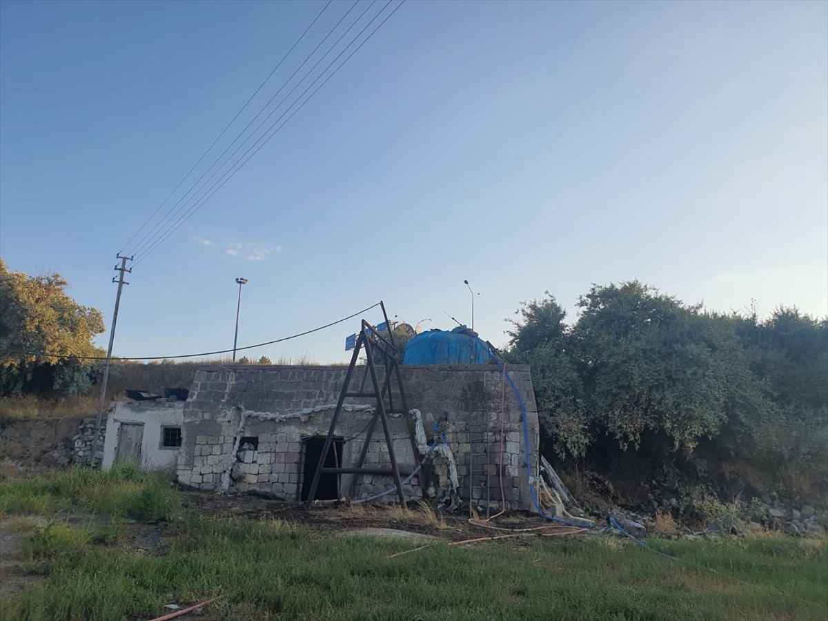 Kayseri\'de Su Tankında Mahsur Kalan Kişi İtfaiye Tarafından Kurtarıldı