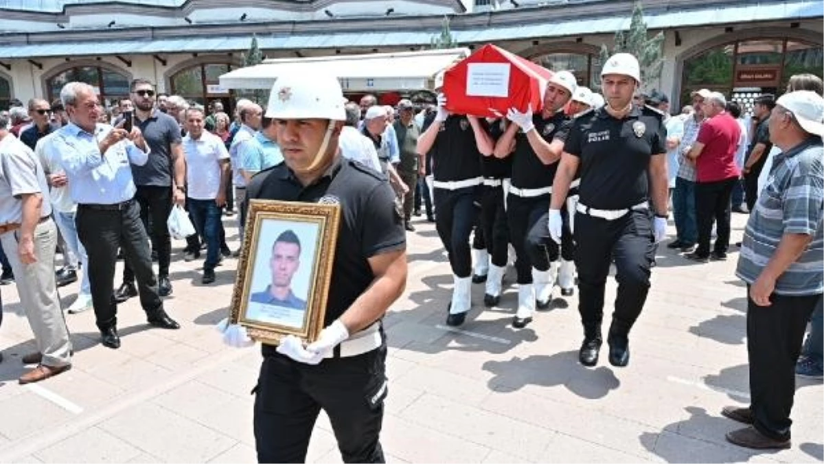 Erzincan Emniyet Müdürlüğü\'nde görevli polis memuru trafik kazasında hayatını kaybetti