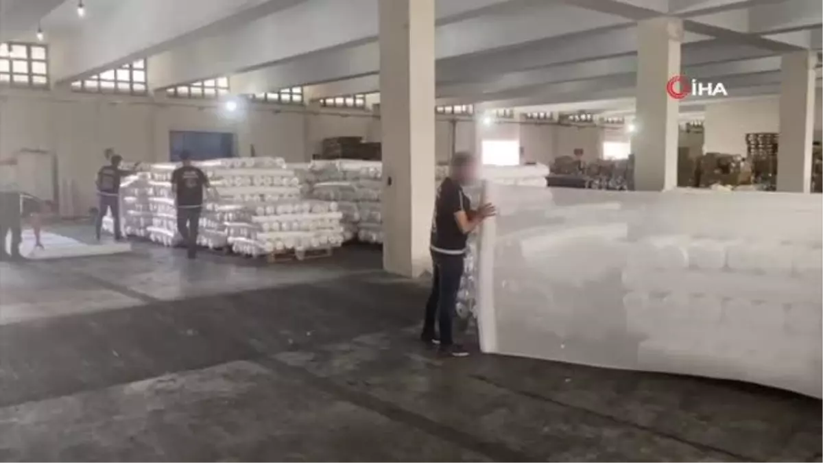 Mersin\'de 9 milyon 300 bin lira değerinde kaçak polyester kumaş ele geçirildi