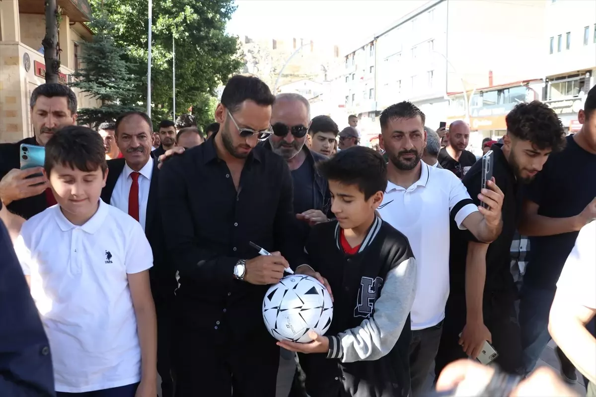 Hakan Çalhanoğlu, memleketi Bayburt\'ta coşkuyla karşılandı