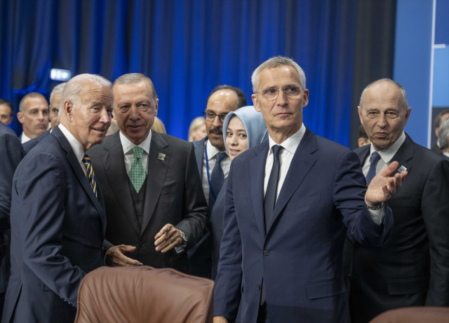 NATO Zirvesi öncesinde gülümseten anlar! Erdoğan, liderlerle ayaküstü sohbet etti