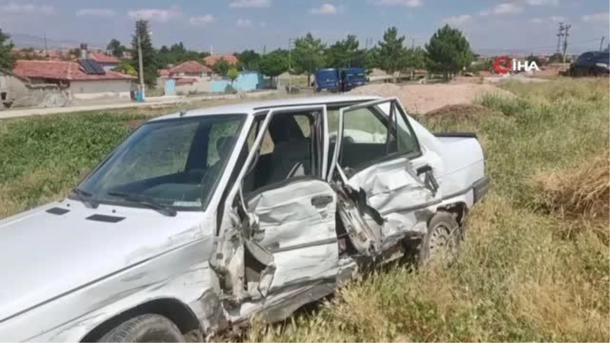 Otomobil ticari araçla çarpıştı: 2 yaralı
