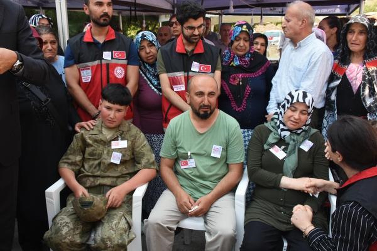 Van\'da trafik kazasında şehit olan Piyade Er Ramazan Sarıkaya\'nın cenazesi İzmir\'e getirildi