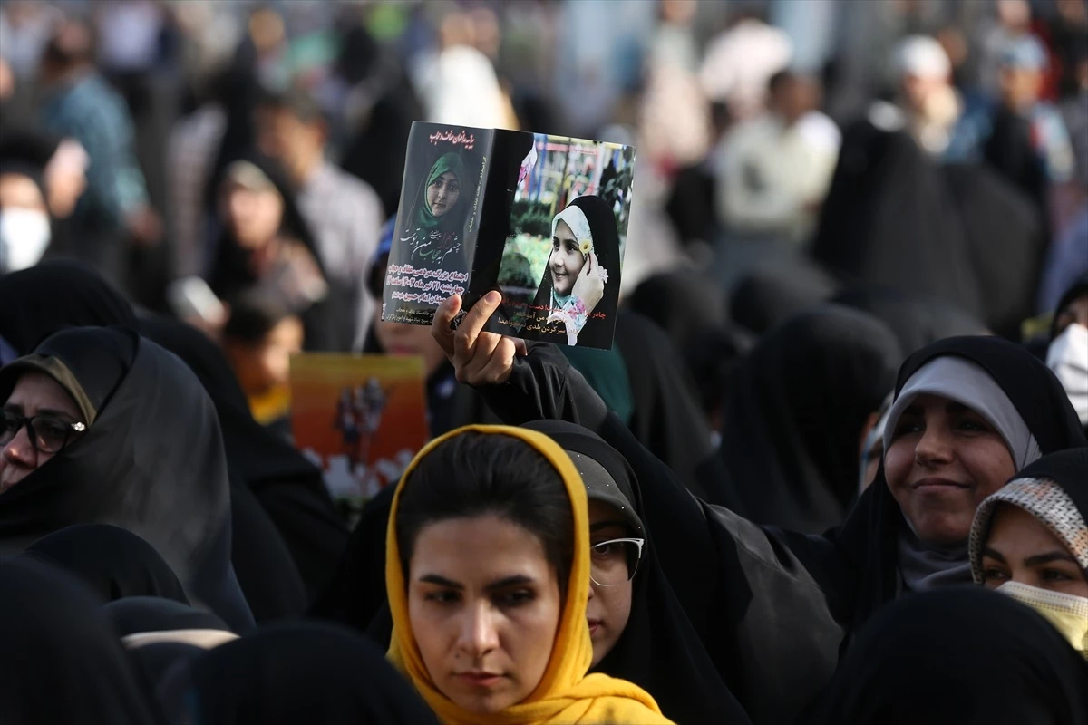 Tahran\'da "başörtüsü zorunluluğuna" destek gösterisi düzenlendi