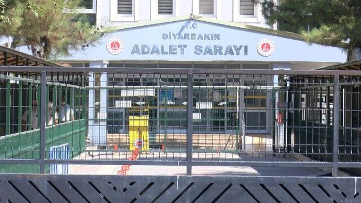 Diyarbakır\'da PKK/KCK medya yapılanması davasında 15 tutuklu adli kontrolle tahliye edildi