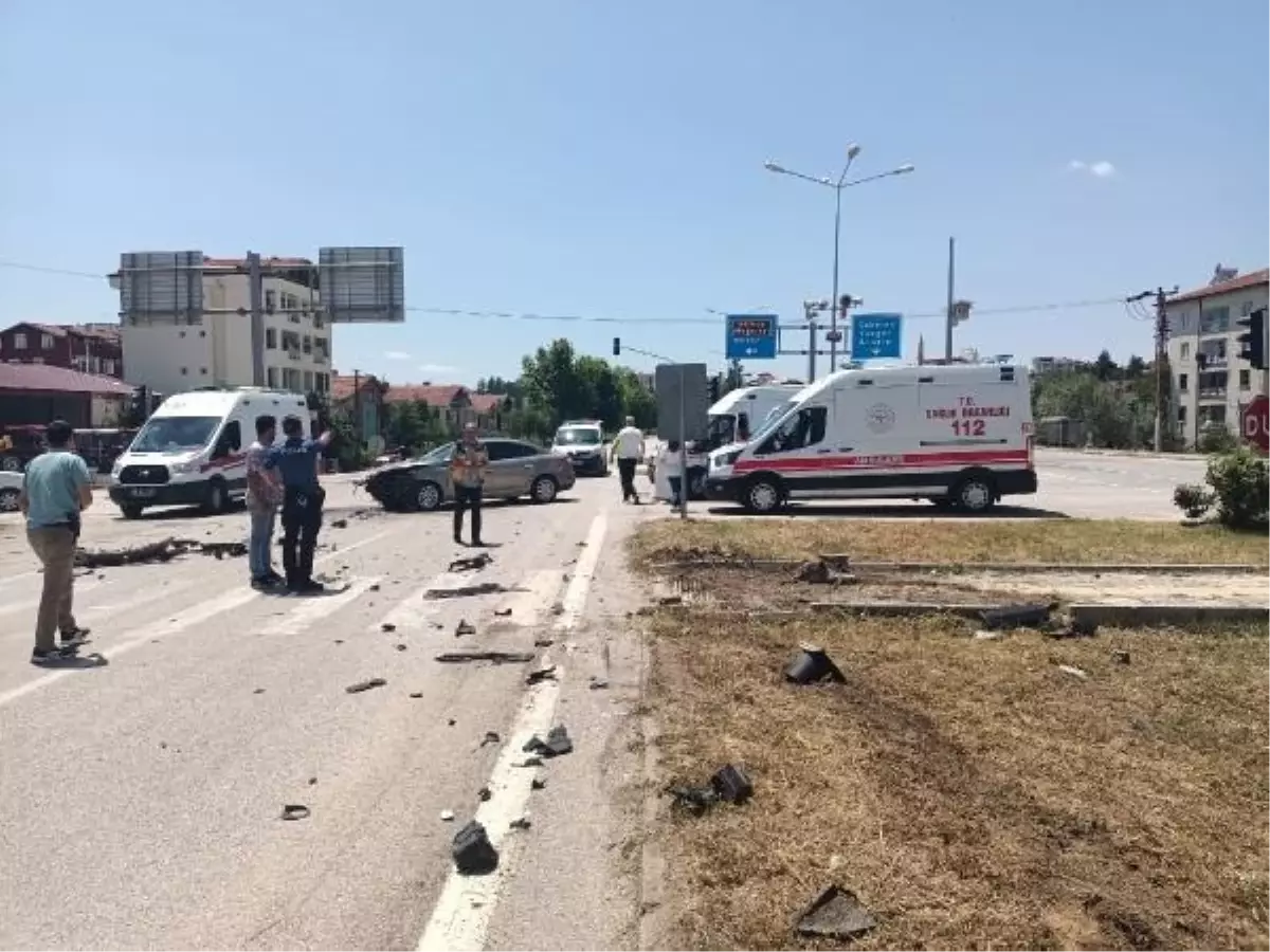 Zile'de Kavşakta Meydana Gelen Kazada 7 Kişi Yaralandı