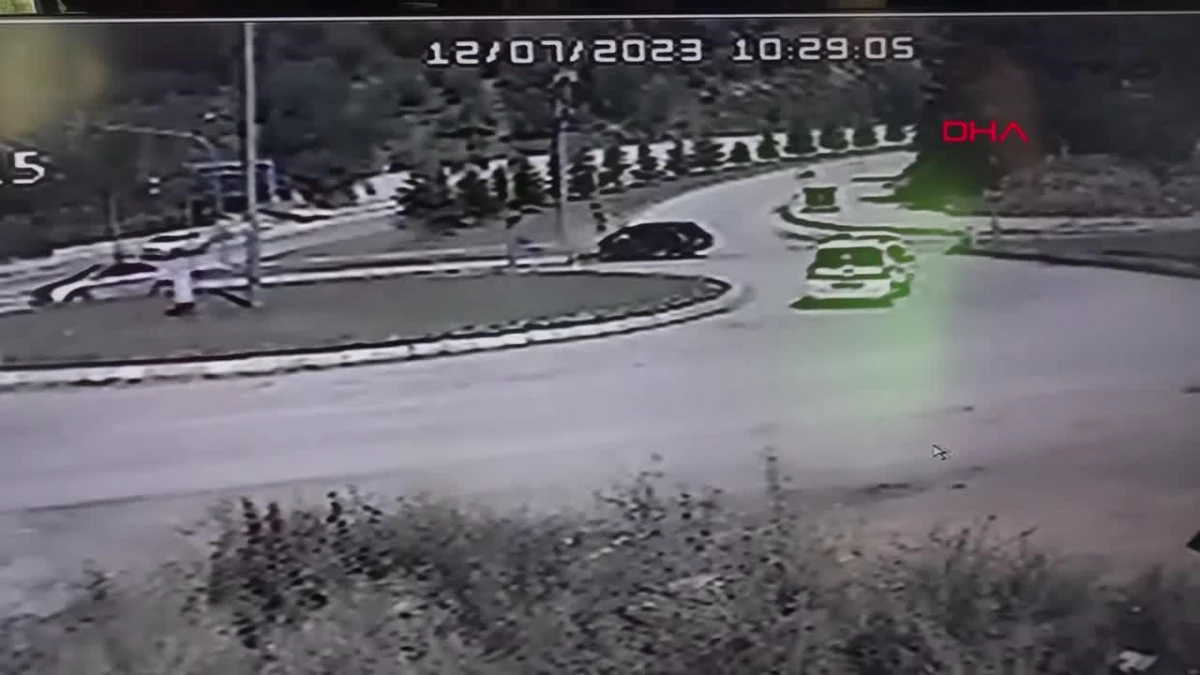 Tokat\'ta Kırmızı Işık İhlali Yapan Otomobil Ana Yolda Seyir Halindeki Otomobile Çarptı