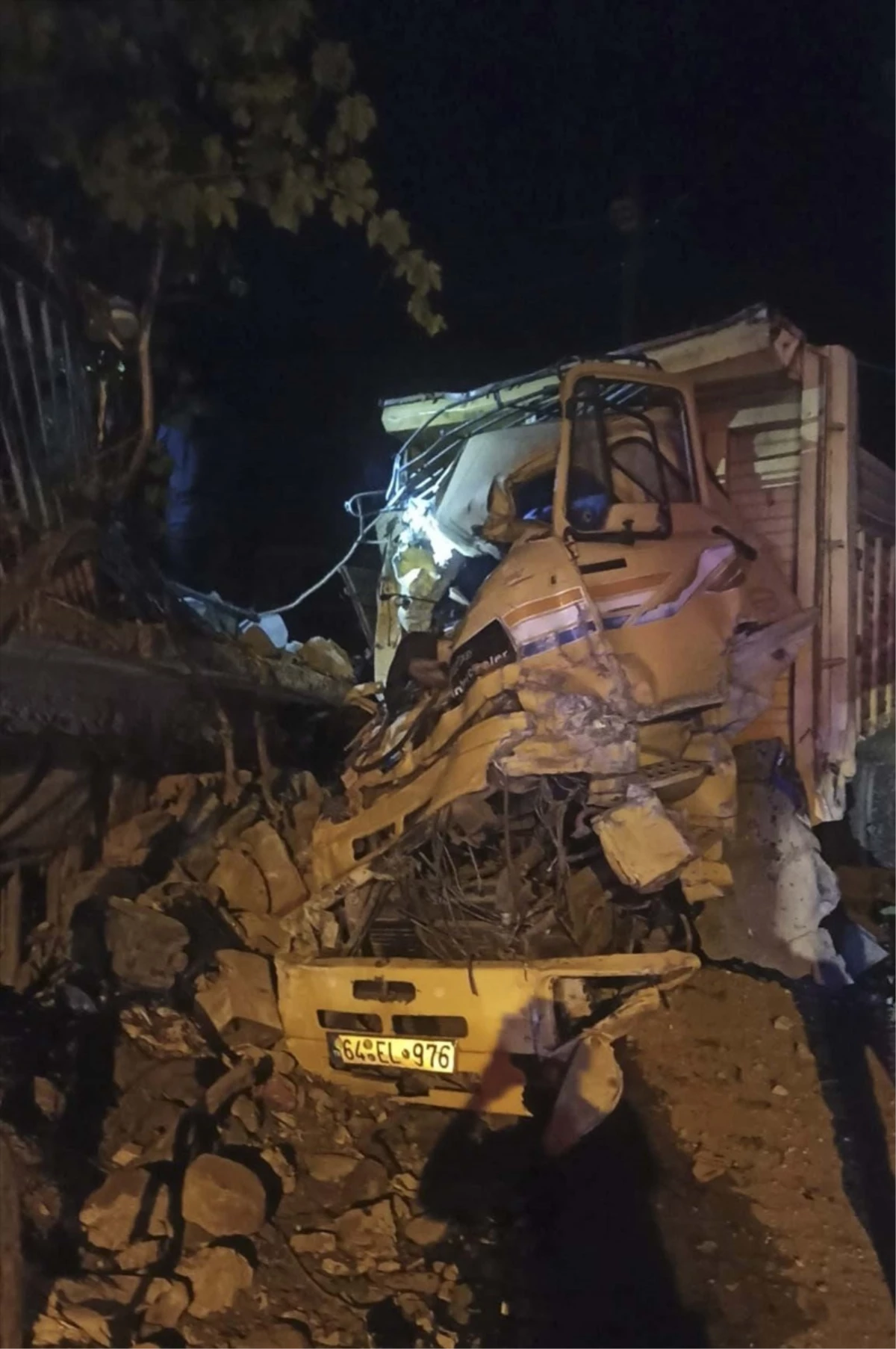 Uşak\'ta Kamyon Kazası: Şoför Hayatını Kaybetti