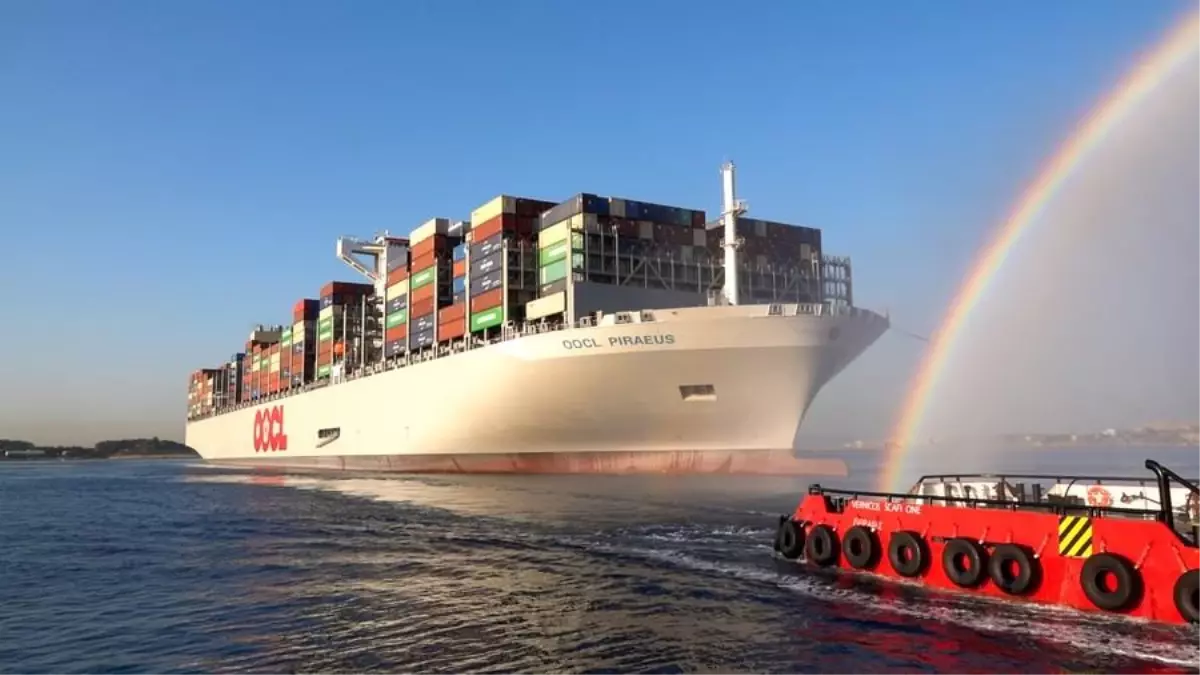 Yunanistan\'ın Pire Limanı, Mega Konteyner Gemisi OOCL PIRAEUS\'u Ağırlıyor