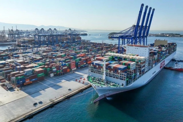 Yunanistan'ın Pire Limanı, Mega Konteyner Gemisi Oocl Pıraeus'u Ağırlıyor