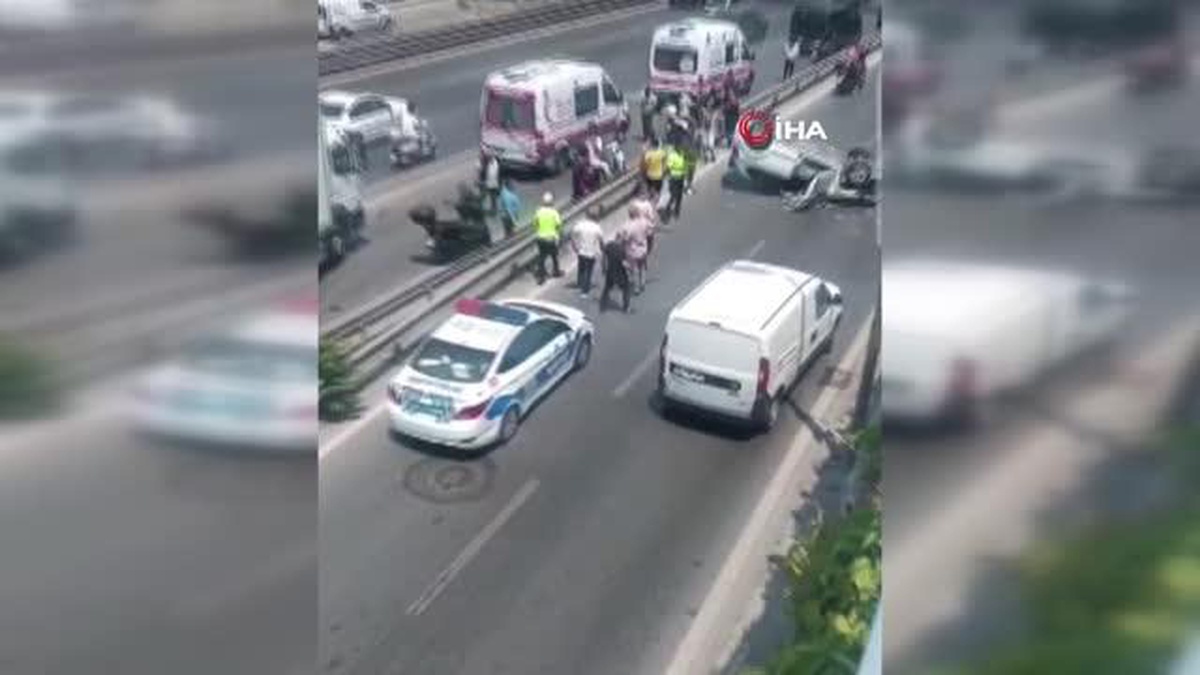 Zeytinburnu\'nda feci kaza: Araç demir korkulukları aşıp yan yola düştü