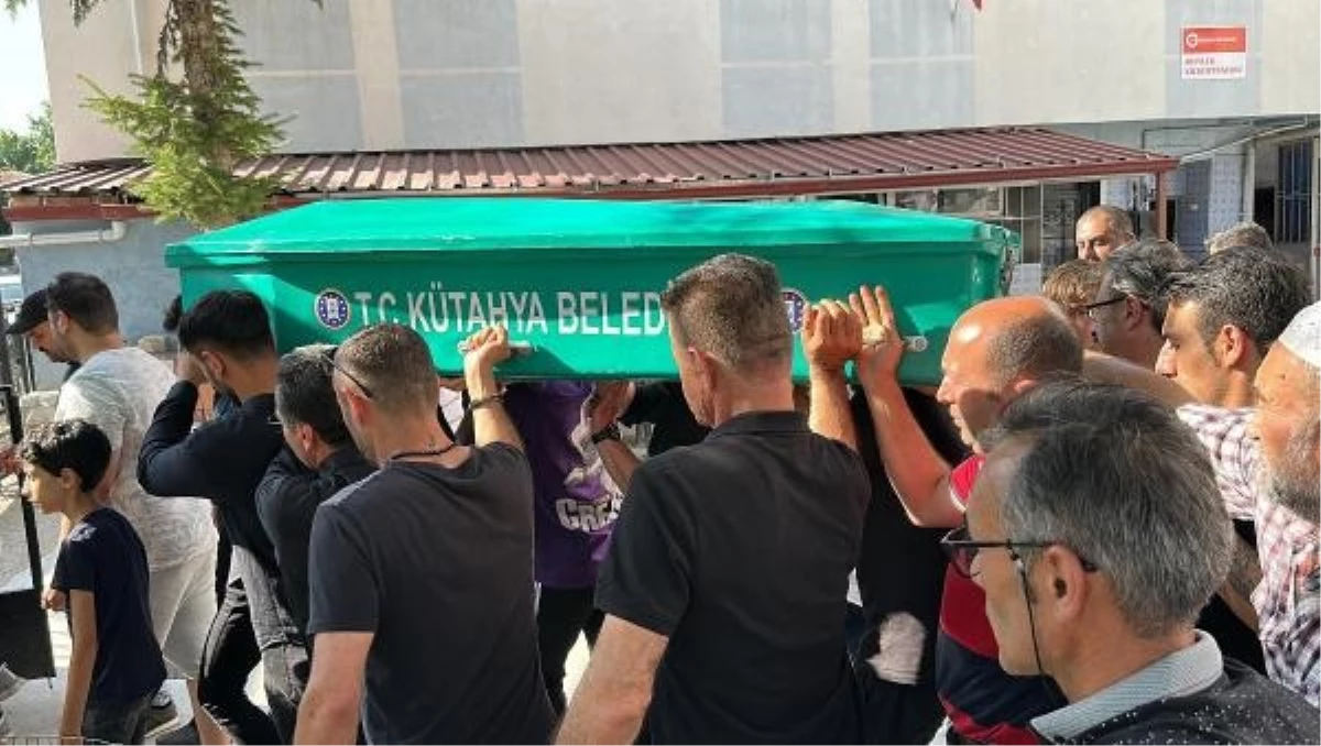 Kütahya\'da Otomobil Kazasında Hayatını Kaybeden İranlı Gencin Cenazesi Toprağa Verildi