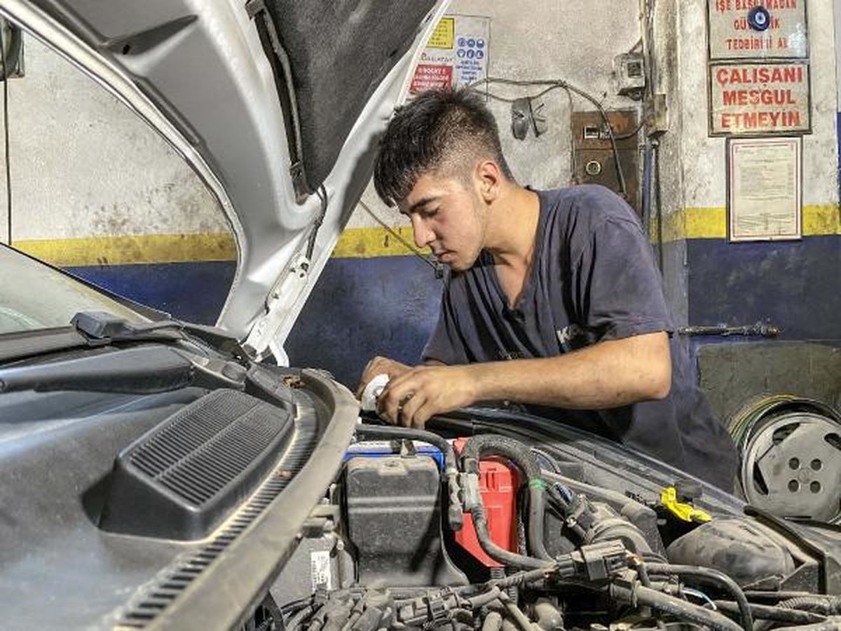17 yaşındaki genç, diş tedavisi için okulunu bırakıp çalışmaya başladı