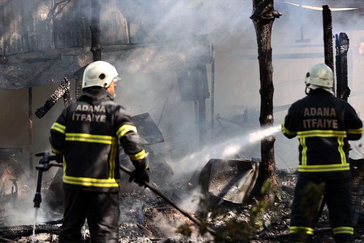 Çukurova Üniversitesi Yerleşkesindeki Kafede Çıkan Yangın Havadan ve Karadan Müdahaleyle Söndürüldü