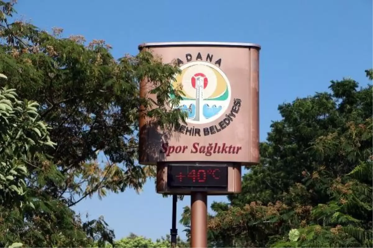 Adanalılar Sıcaktan Bunalıyor, Serinlemek İçin Parklara Akın Ediyor