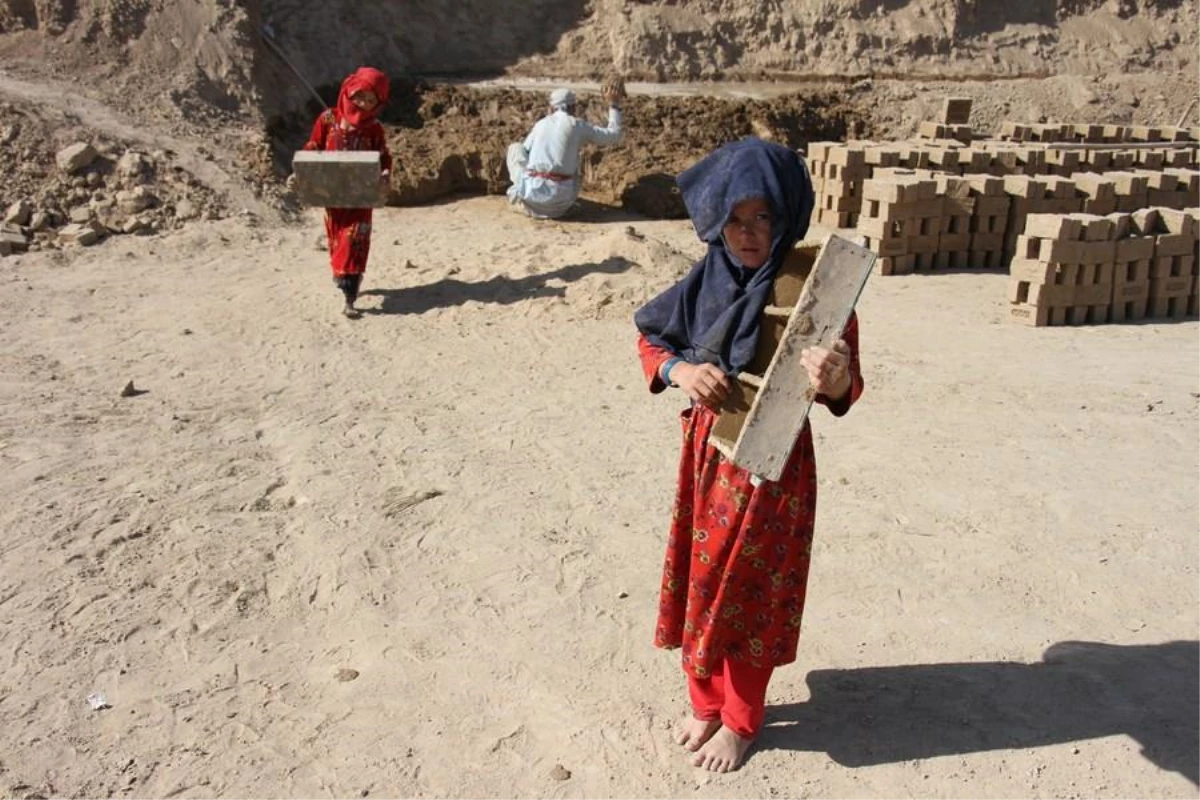 Afganistan\'da Tuğla Ocaklarındaki Çocuk İşçi Sayısı Gün Geçtikçe Artıyor