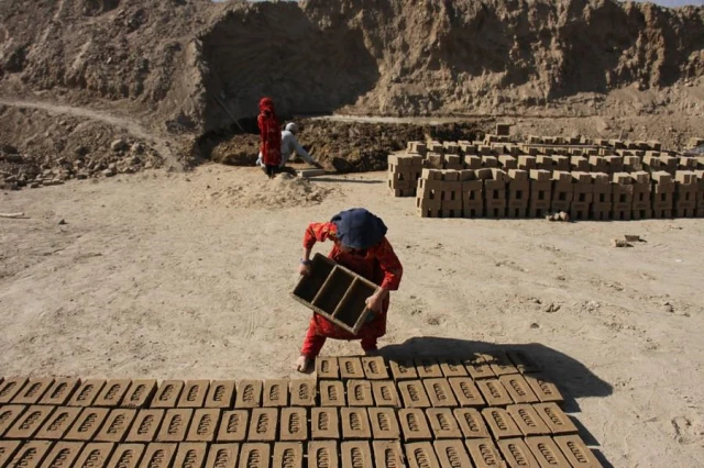 Afganistan'da Tuğla Ocaklarındaki Çocuk İşçi Sayısı Gün Geçtikçe Artıyor