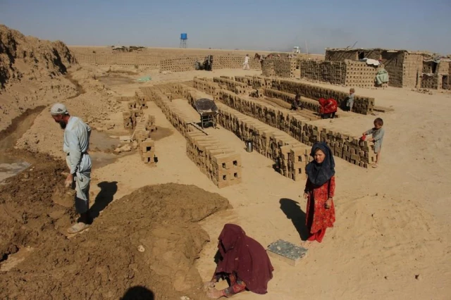 Afganistan'da Tuğla Ocaklarındaki Çocuk İşçi Sayısı Gün Geçtikçe Artıyor