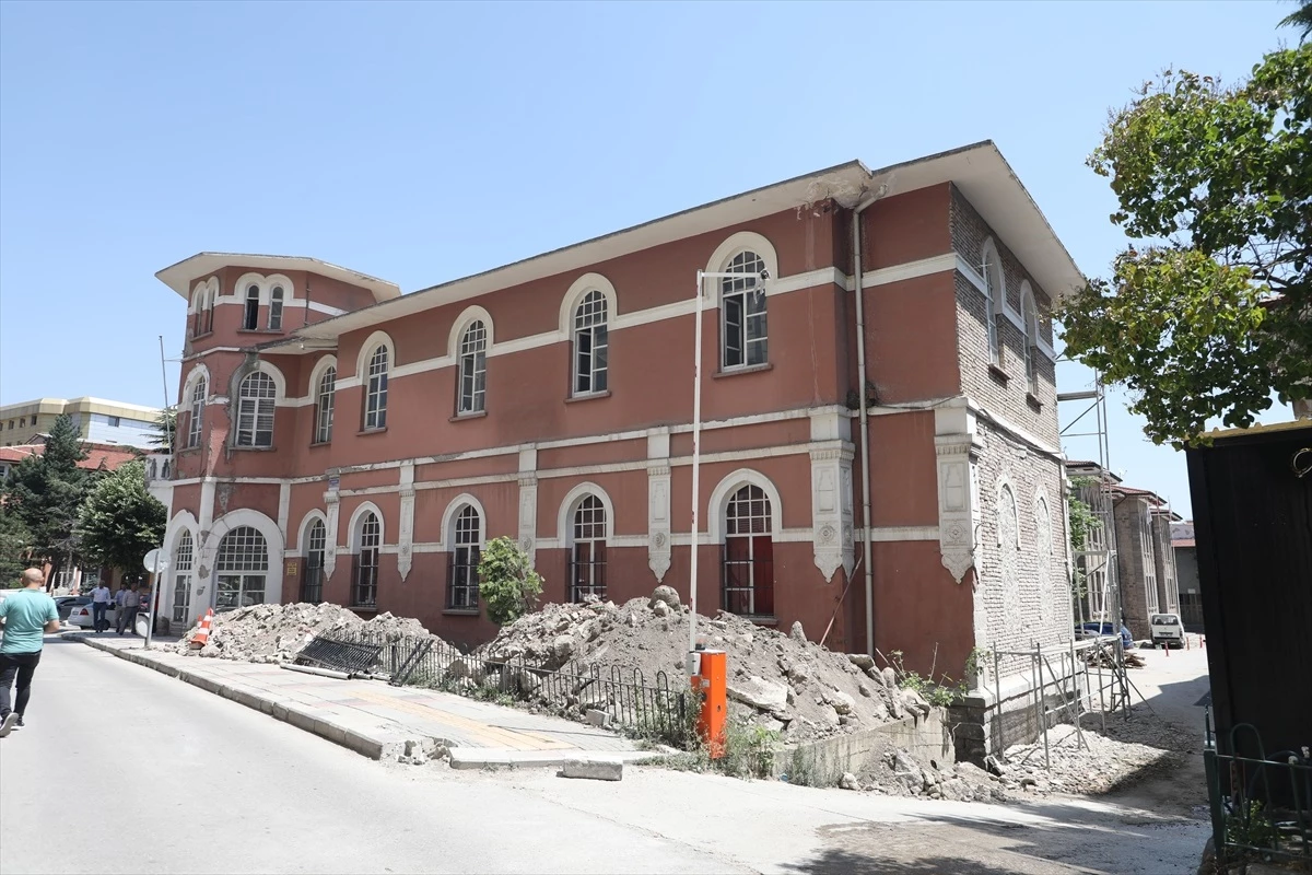 Afyonkarahisar Belediyesi Atatürk Kültür Merkezi\'nde Restorasyon Çalışması Başlattı