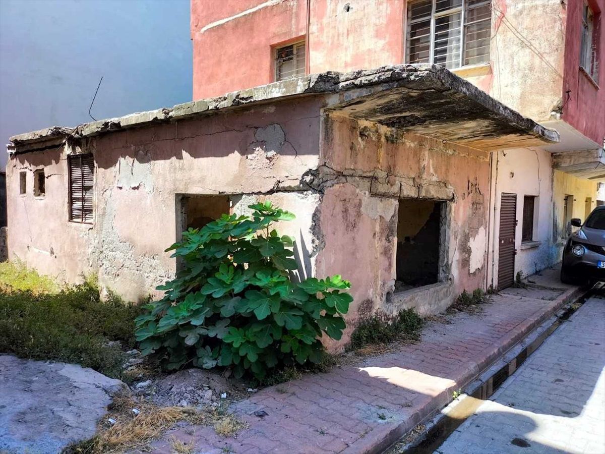 Mersin\'de 2 Metruk Bina Kontrollü Olarak Yıkıldı