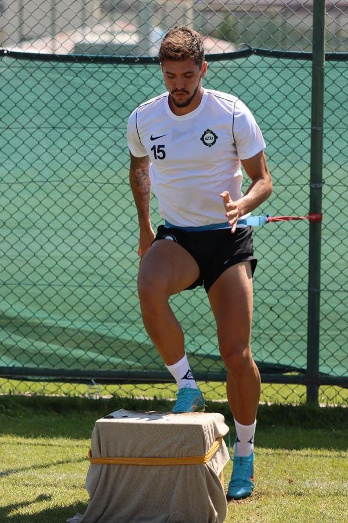 Altay, alacaklarını tahsil etmek için ihtarname gönderen Kutay Yokuşlu\'yu gözden çıkardı