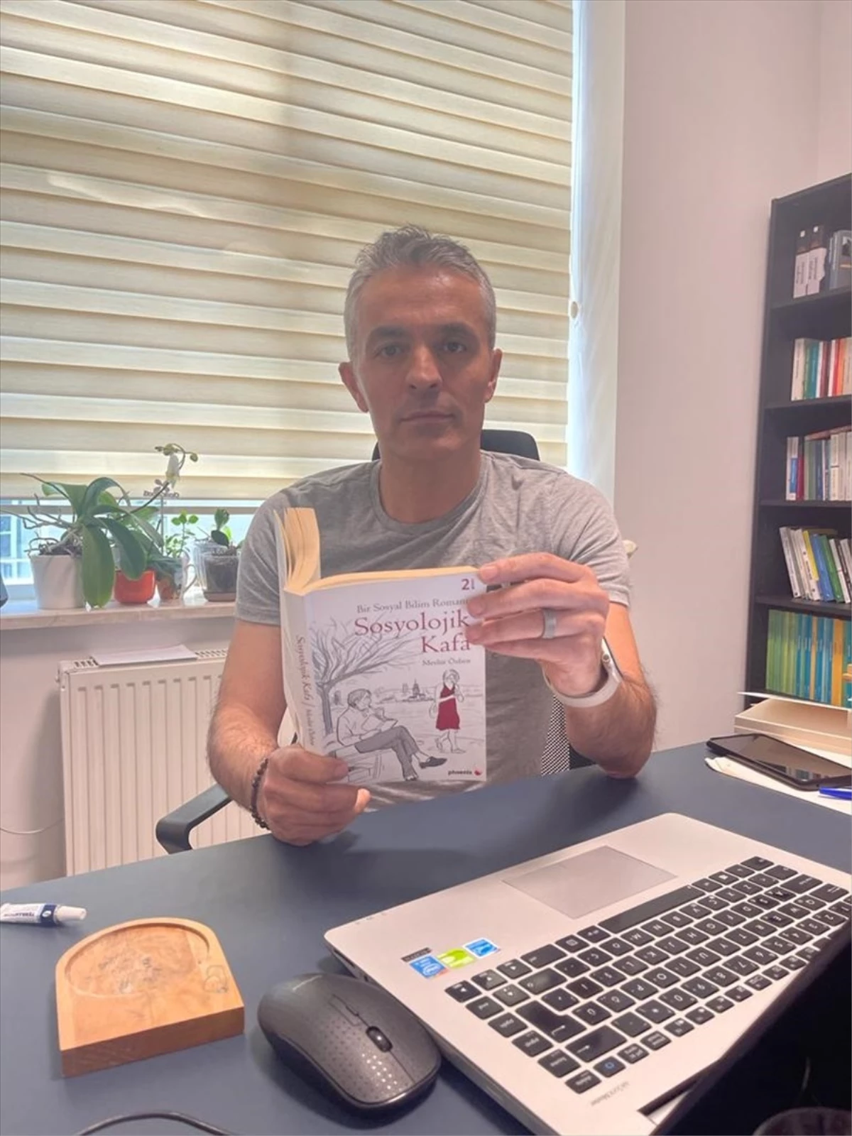 Prof. Dr. Mevlüt Özben\'in Sosyal Bilim Romanı Arnavutçaya Çevrildi