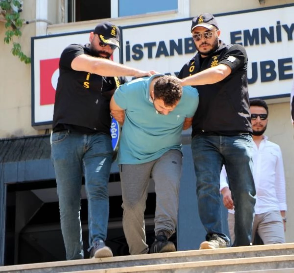 İstanbul\'da Kaçırılan Gencin Parçalara Ayrılmış Cesedi Derin Dondurucuda Bulundu