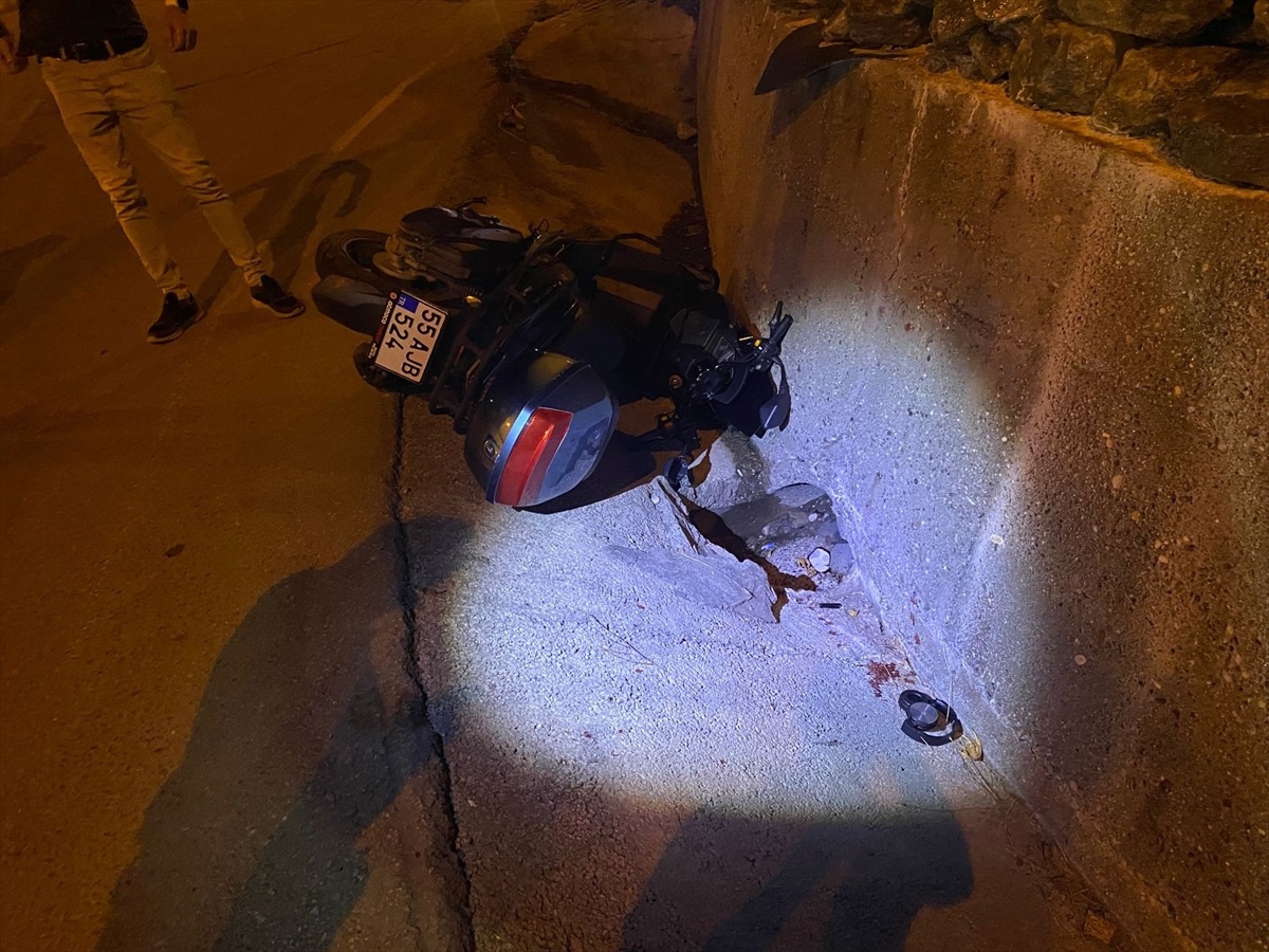 Çarşamba\'da şarampole devrilen motosikletin sürücüsü ağır yaralandı