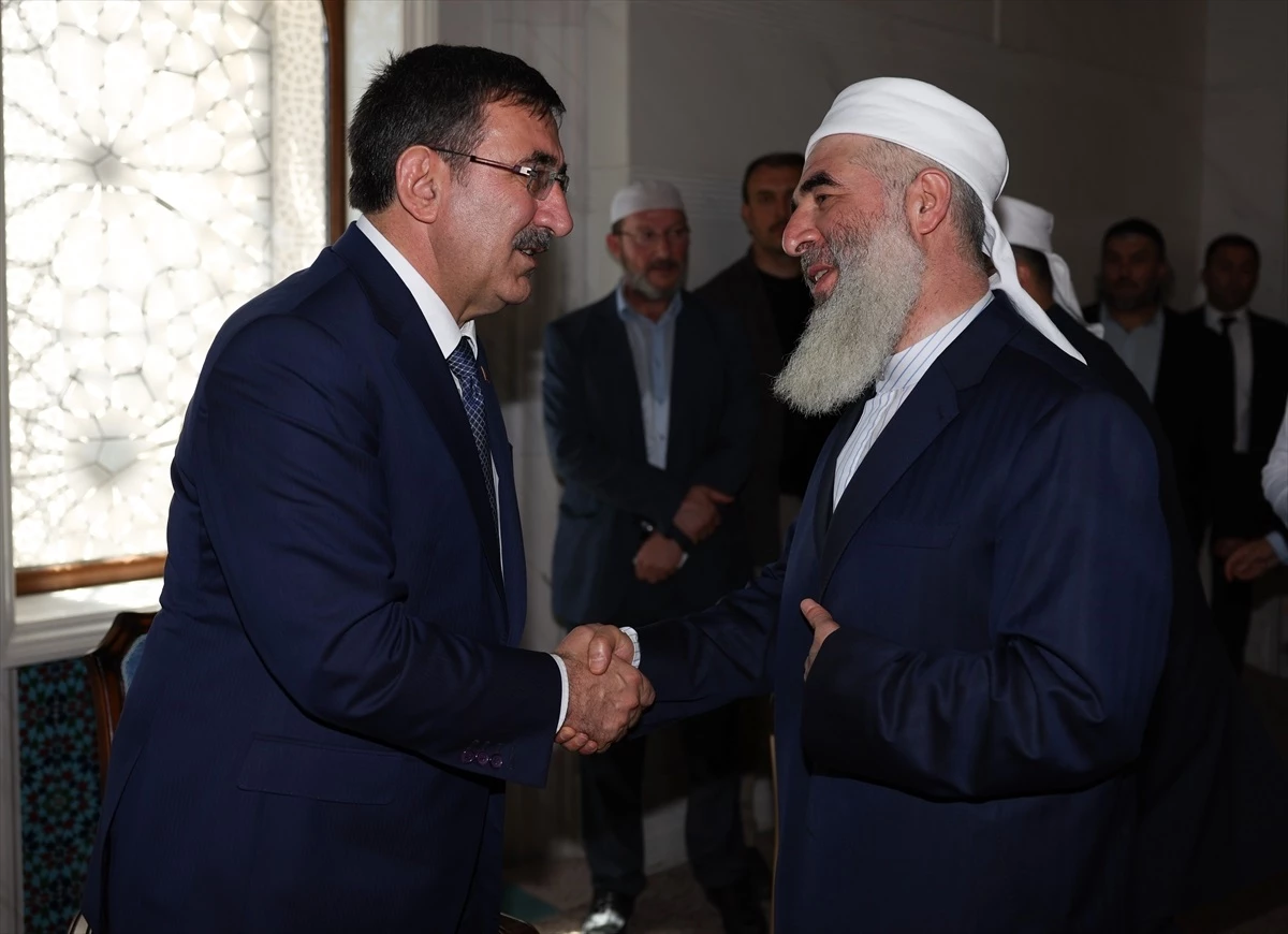 Cumhurbaşkanı Yardımcısı Cevdet Yılmaz, Seyyid Abdulbaki Elhüseyni\'nin ailesine taziye ziyaretinde bulundu