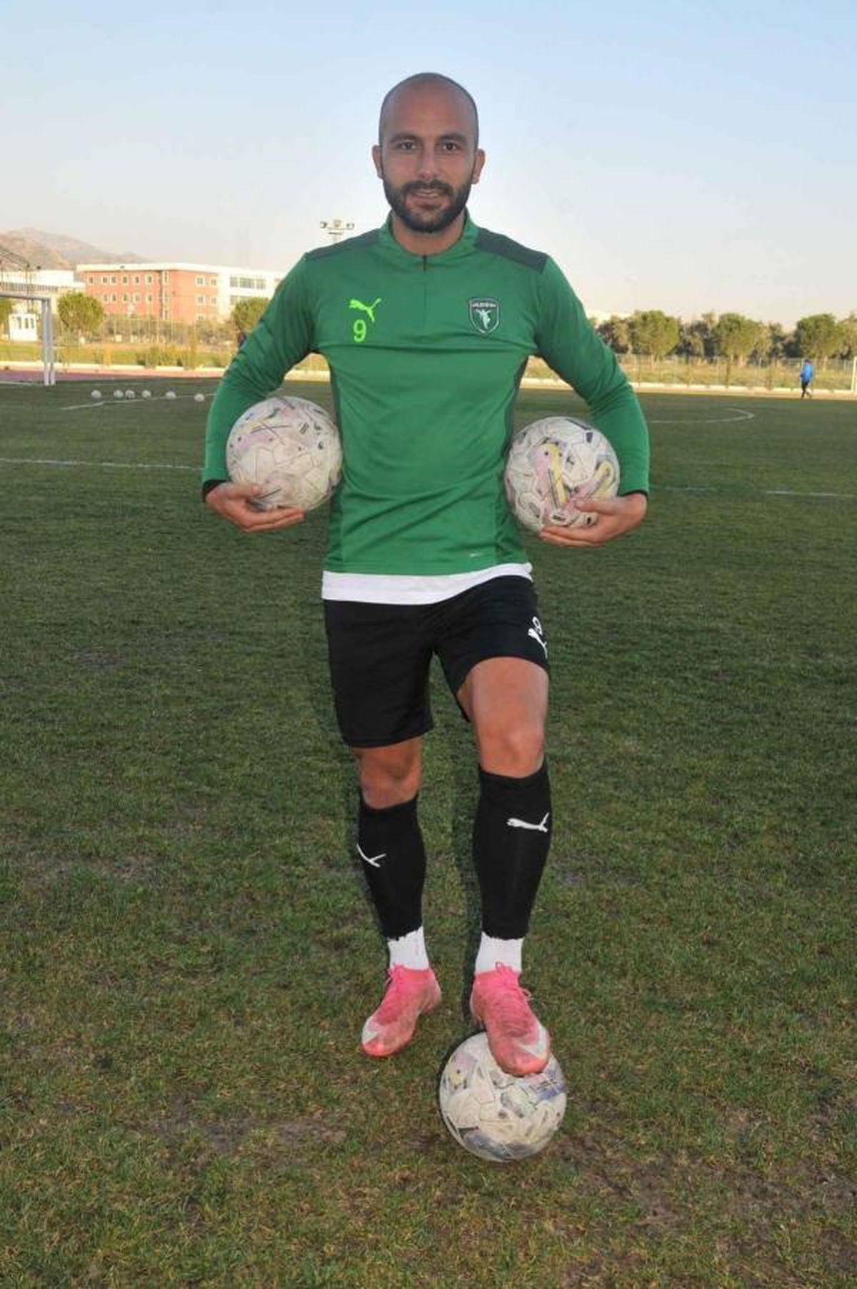 Efeler 09 Spor\'un gol kralı İshak Kurt takıma veda etti