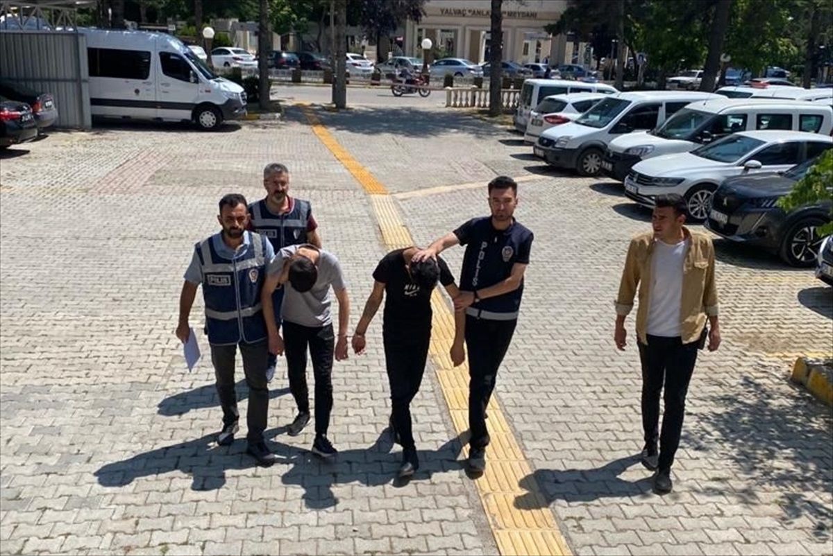 Isparta\'da Gurbetçiyi Dolandıran 3 Zanlı Tutuklandı